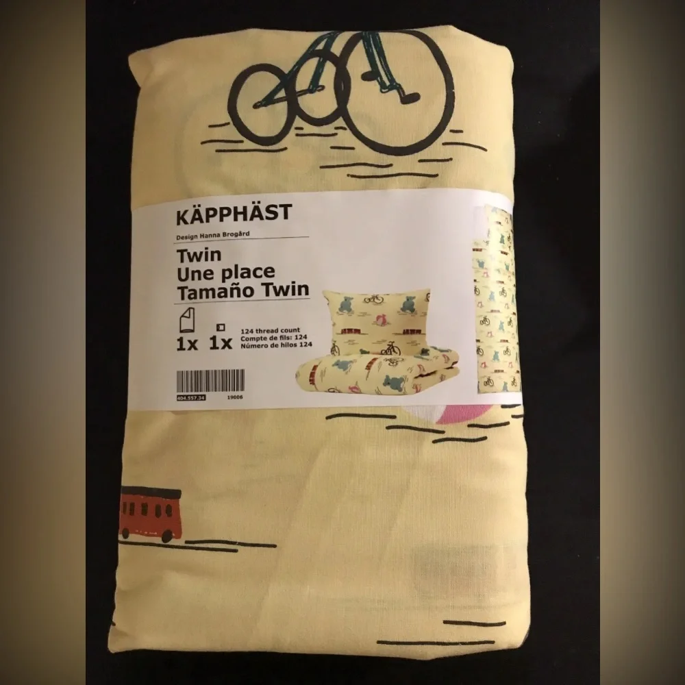 NWT 100% Cotton Twin Duvet cover and Pillow case. Yellow toy pattern.